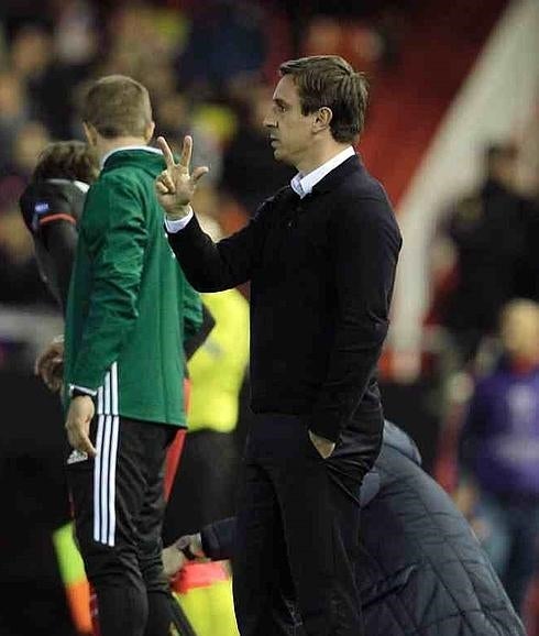 Neville dando indicaciones durante el partido ante el Athletic.