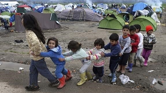 Un grupo de niños en un campamento cerca de Idomenia, en la frontera griega con Macedonia.