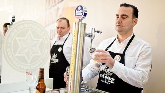 Dos valencianos aspiran a convertirse en los campeones nacionales de tiraje de cerveza