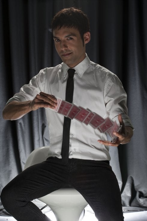 El Mago Pop utiliza unas 20 o 30 barajas por espectáculo. «Unas 500 al mes. No gano para cartas», bromea. 