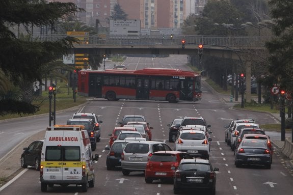 Varios vehículos se apartan para dejar paso a una ambulancia, en la entrada a Valencia por la avenida del Cid. :: manuel molines