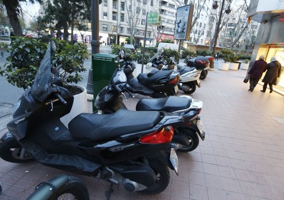 El Ayuntamiento prohíbe aparcar motos en las aceras del Ensanche