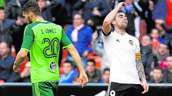 Alcácer lamenta una ocasión fallada durante el encuentro ante el Celta en Mestalla.