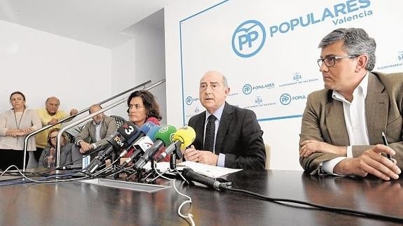 Novo, en su comparecencia flanqueado por Beatriz Simón y Cristóbal Grau.