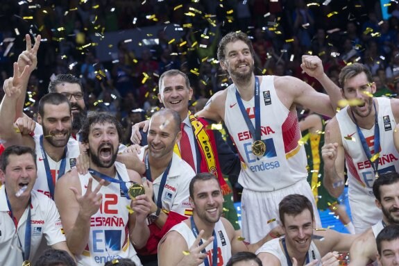 Los jugadores de la selección celebran con Felipe VI el Eurobasket conquistado en Lille.