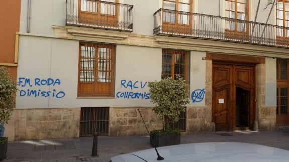 Pintadas en la RACV contra el pacto