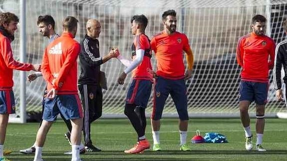 Los jugadores en el entrenamiento de hoy dirigido por Pako Ayestarán.