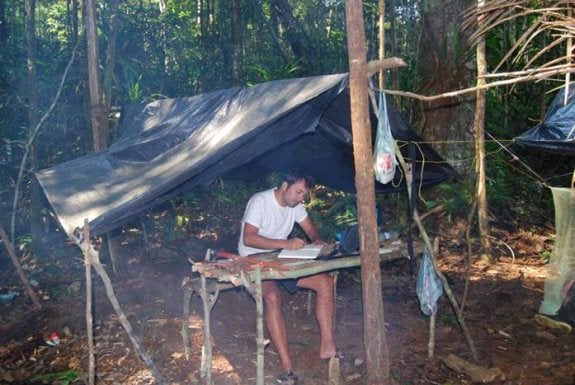 Miguel Ángel Gómez, en su 'tienda' bajo la lluvia en la selva del Calderón. :: lp