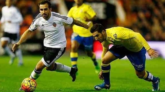 Paco Alcácer en el partido ante Las Palmas en Mestalla.