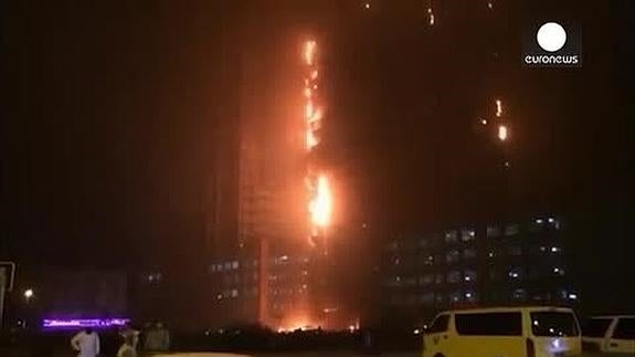 Espectacular incendio en un edificio de los Emiratos Árabes