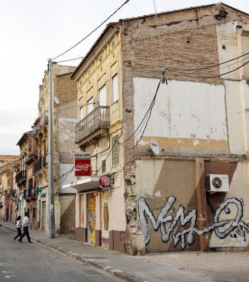 Edificio pendiente de rehabilitación en el Cabanyal, hace unos días. :: jesús signes