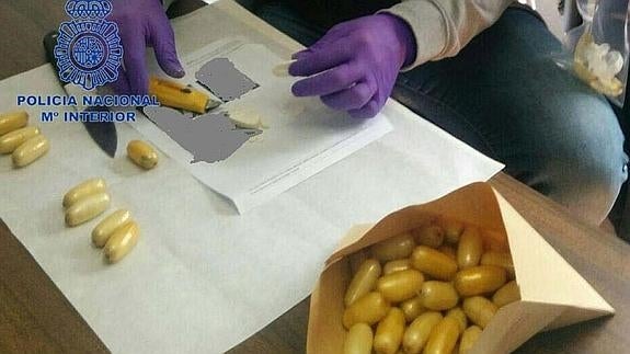 Detenido en el aeropuerto de Manises al portar 61 'bellotas' de cocaína en el interior de su cuerpo