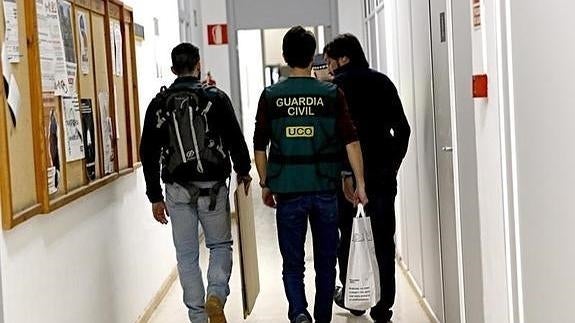 Guardias civiles, en uno de los registros en el Ayuntamiento de Valencia.