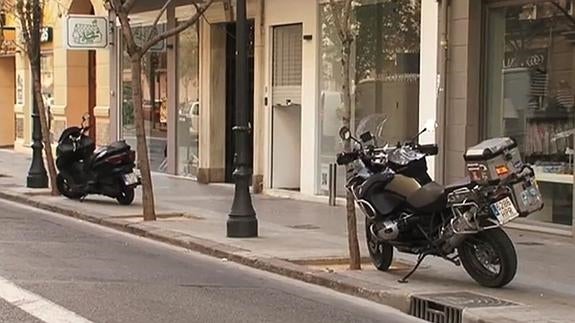 Gran Vía Marqués del Turia: donde las motos pueden aparcar en una acera y no en la otra