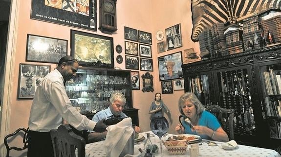 Las paredes de San Cristóbal están atiborradas de cosas. Siguen siendo las habitaciones de la casa.