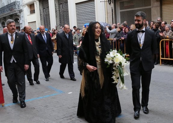 La clavariesa María Falcón, co el concejal Pere Fuset.