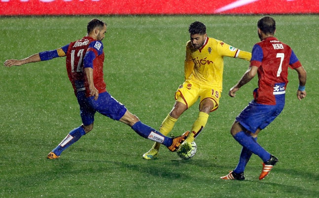 Juanfran, a la izquierda, en el partido frente al Sporting.