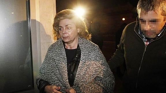 Alcón, escoltada por un guardia civil.