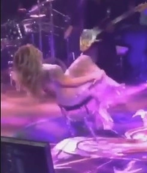 Gloria Trevi se cae durante un concierto