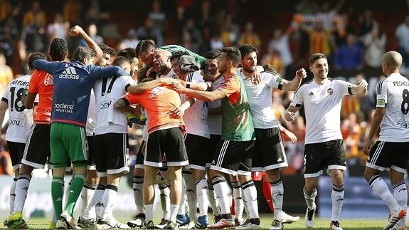 Los jugadores celebran la victoria al finalizar el partido.