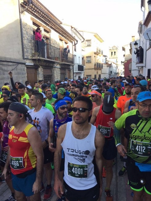 Los corredores toman la salida ayer. :: @MaratonVV