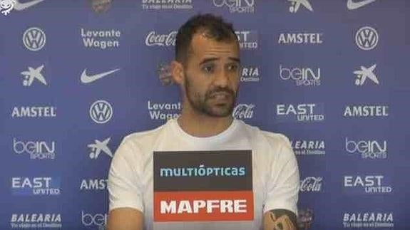 Juanfran habla en rueda de prensa tras el entrenamiento.