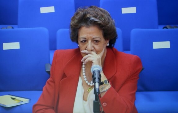 La exalcaldesa Rita  Barberá, ayer ante el  tribunal del caso  Nóos. :: reuters