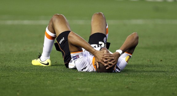 Feghouli se lamenta en  el partido con  el Valencia.
