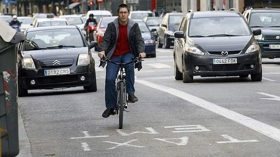 Taxistas critican que las bicis usan el carril bus en dirección contraria