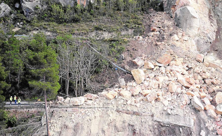 Tres operarios, junto al derrumbe de la montaña de Corte de Pallás, ocurrido en abril del año pasado.