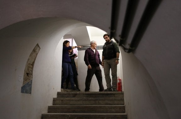 Ribó, ayer, al acceder al refugio ubicado en el patio del Ayuntamiento. :: J. j. monzó