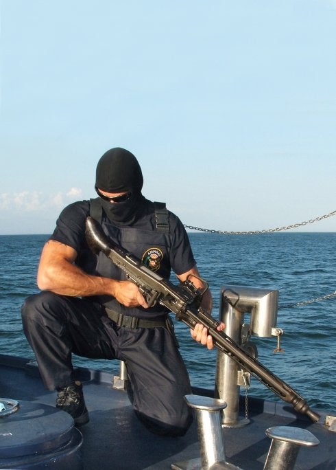 Las fuerzas policiales se han sumado a la vigilancia privada para frenar los ataques de piratas en el mar. :: R. C.