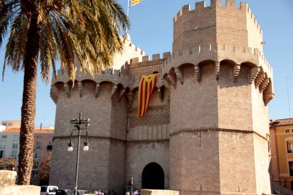 Una estelada en las torres de Serranos