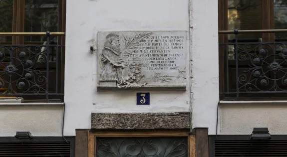 Placa conmemorativa colocada en el número 3 de la calle San Vicente Mártir de Valencia. :: pablo mammana