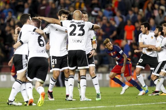 Los jugadores del Valencia celebran la victoria mientras a la derecha, Neymar escapa de la reacción de Barragán tras la provocacón del brasileño. 