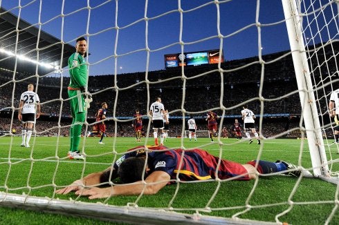 Alves contempla cómo Luis Suárez se lamenta por una ocasión perdida.