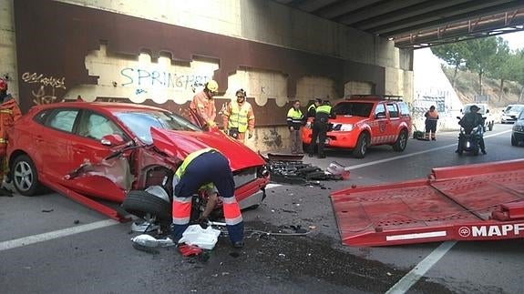 Una grúa, poco antes de retirar el vehículo, con todos los 'airbags' desplegados. 