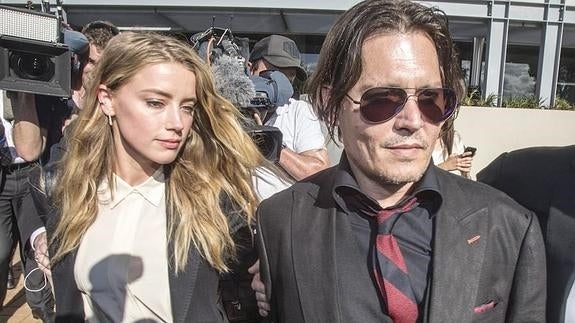 El actor Johnny Depp y su mujer Amber Heard a la salida del juicio.