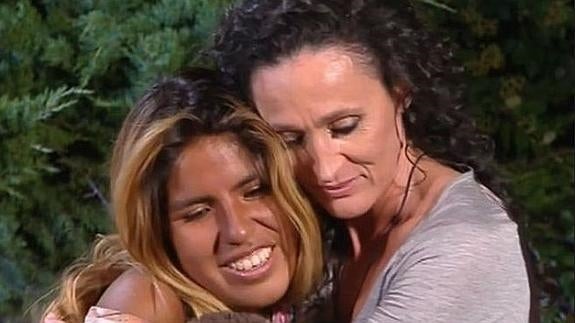 Dulce le dio una sorpresa a Chabelita mientras la joven participaba en la anterior edición de 'Supervivientes'.