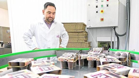 El gerente de Horchatas Mercader, Tino Bendicho, junto a la cadena de producción de granizados.