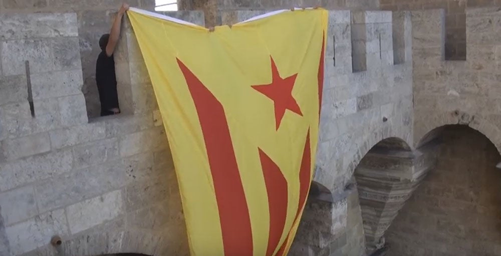 Así se desplegó la estelada en las Torres de Serranos