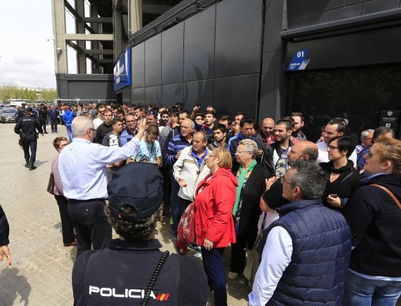 Empleados del club y antidisturbios ponen orden junto a las taquillas del Ciutat de València.