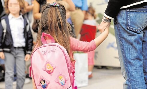 Una niña de la mano de su madre, en una imagen de archivo. 