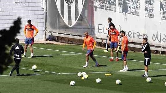 La plantilla del Valencia ejercitándose para el partido ante el Getafe.