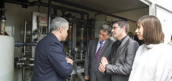 Jorge Rodríguez,  junto a Miguel Calahorrano, durante la visita a la planta de Rafelbunyol.  Abulaila