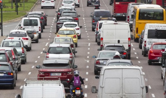 Intenso tráfico de entrada a Valencia por la avenida del Cid. :: damián torres