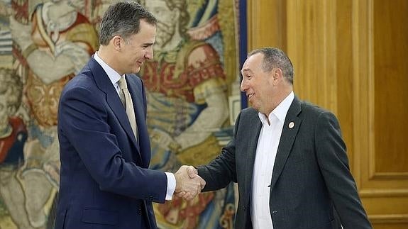 Felipe VI y Joan Baldoví durante su reunión esta mañana.