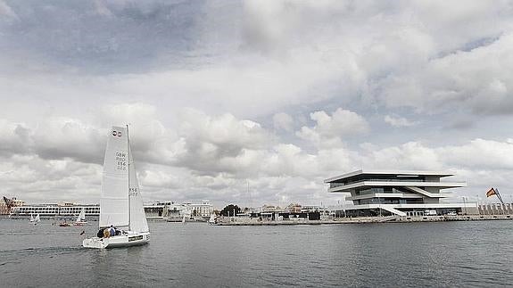 La Marina Real abre sus puertas para ofrecer deportes náuticos y gastronomía