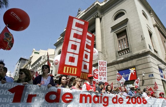 Manifestación conjunta de los sindicatos mayoritarios, UGT-PV y CC OO-PV, por las calles de Valencia. :: EFE/Manuel Bruque