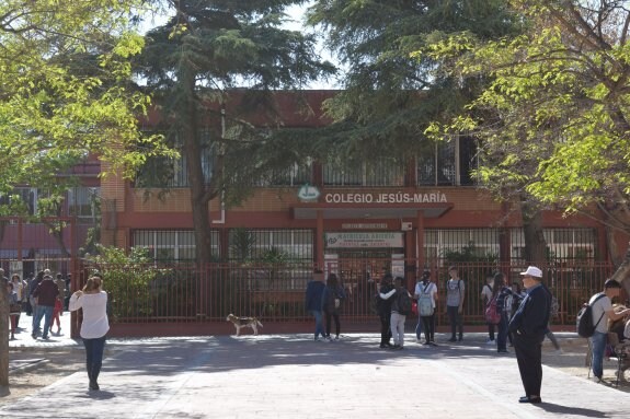 Entrada al colegio Jesús-María de la Fuensanta, que pierde dos aulas el curso que viene. :: escacv